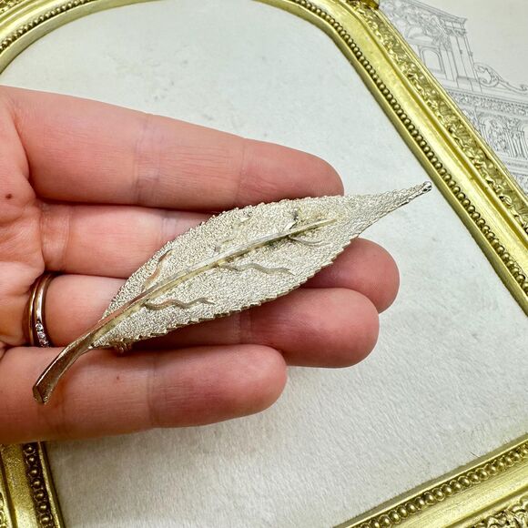 Vintage Gold Tone Leaf Brooch Pin Signed BSK - Picture 2 of 5